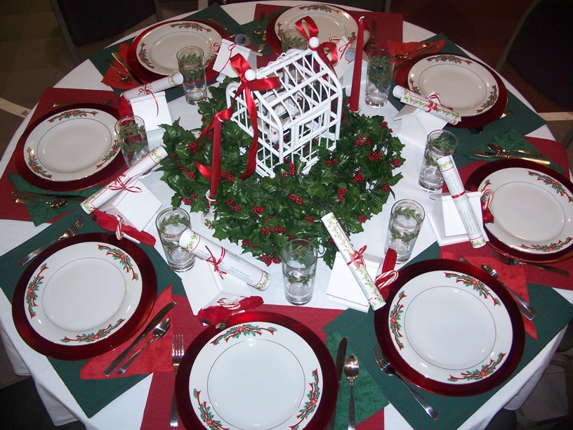 holly-winter-decorated-table.jpg